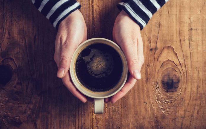entre sorbo de cafe
