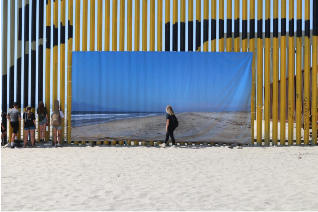 Scott Henry Hopkins, (USA) En muro invisible / fotografía/ intervención del muro divisorio Tijuana/San Diego ca.