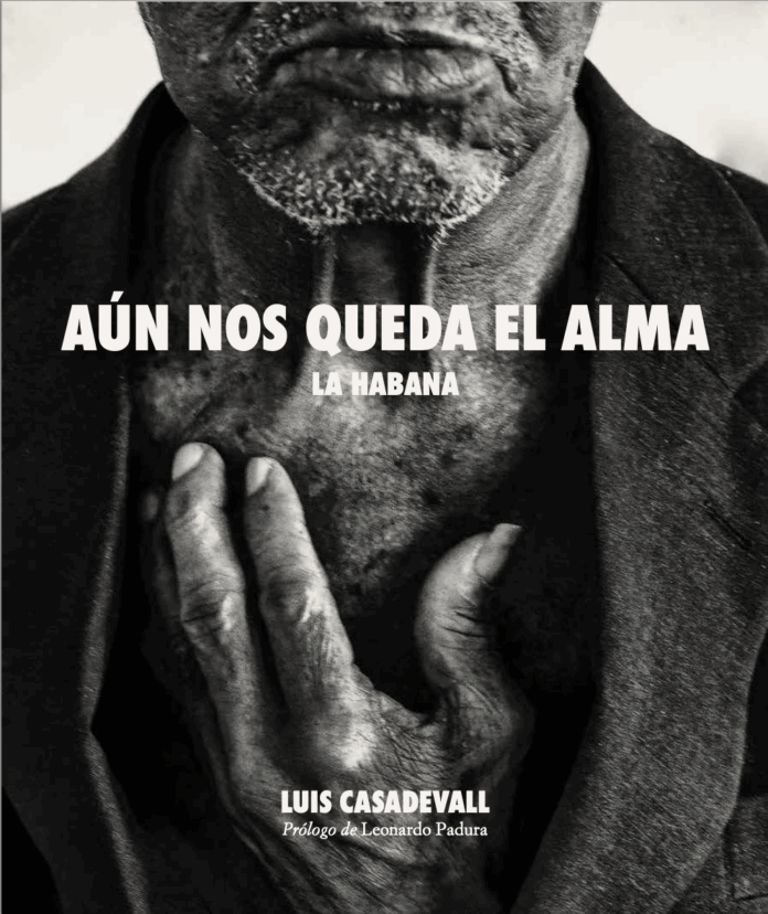 AÚN NOS QUEDA EL ALMA: LUIS CASADEVALL RETRATA EN BLANCO Y NEGRO LA DIGNIDAD Y LAS HERIDAS DE LA HABANA AÚN NOS QUEDA EL ALMA: LUIS CASADEVALL RETRATA EN BLANCO Y NEGRO LA DIGNIDAD Y LAS HERIDAS DE LA HABANA