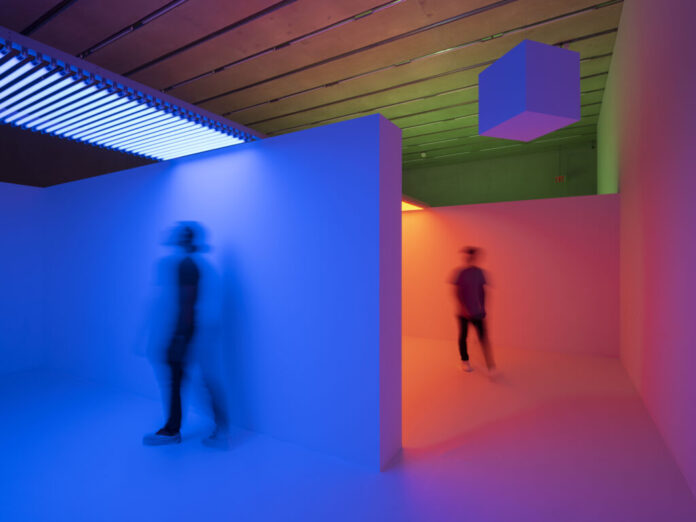 Carlos Cruz-Diez: Chromosaturation. Immersive installation of three monochrome chambers—red, green, and blue—transforming color into a lived experience and redefining perception.