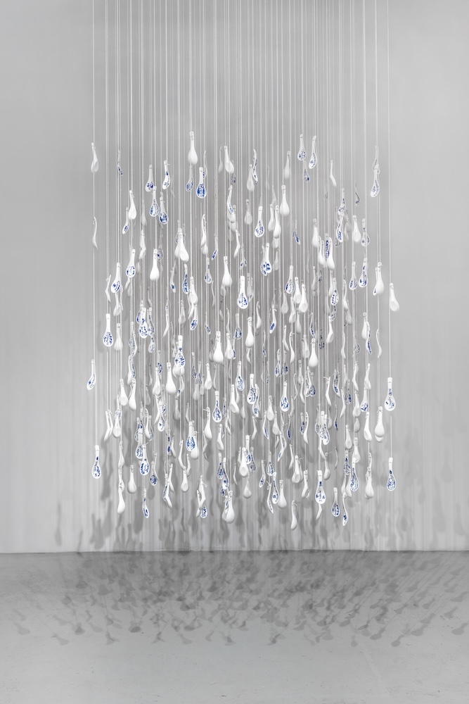 The Gathering, installation view. Porcelain soup spoons, hilo pabilo (Panama). Image by Zaire Aranguren. Courtesy of the artist.