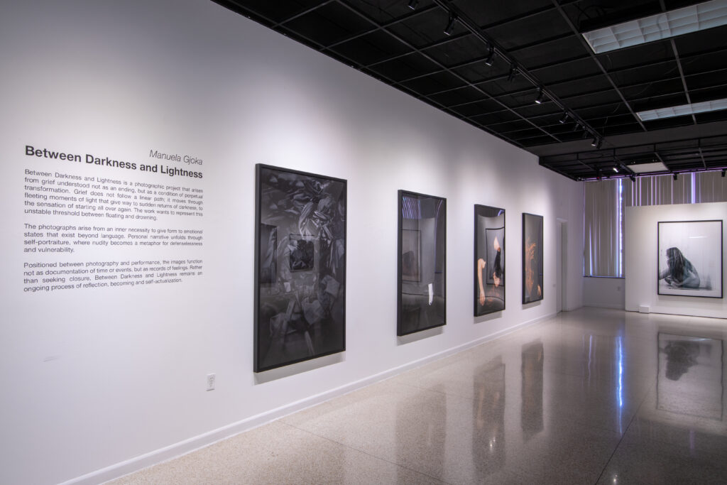 Between_Darkness_and_Lightness_2026_Photo_Manuela_Gjoka