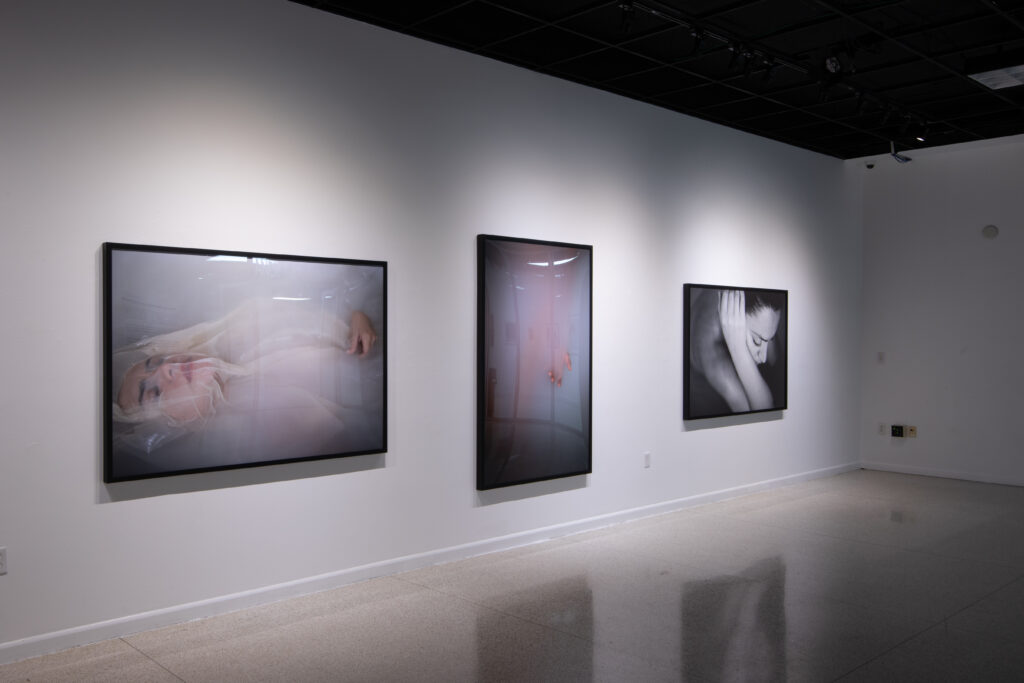 Between_Darkness_and_Lightness_2026_Photo_Manuela_Gjoka